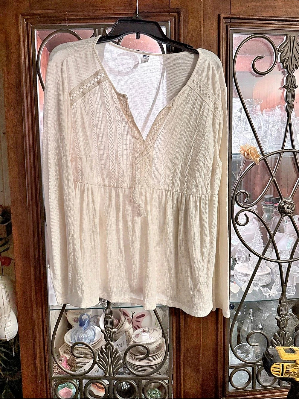Old Navy Textured V-Neck Blouse in Cream Size Small Like New